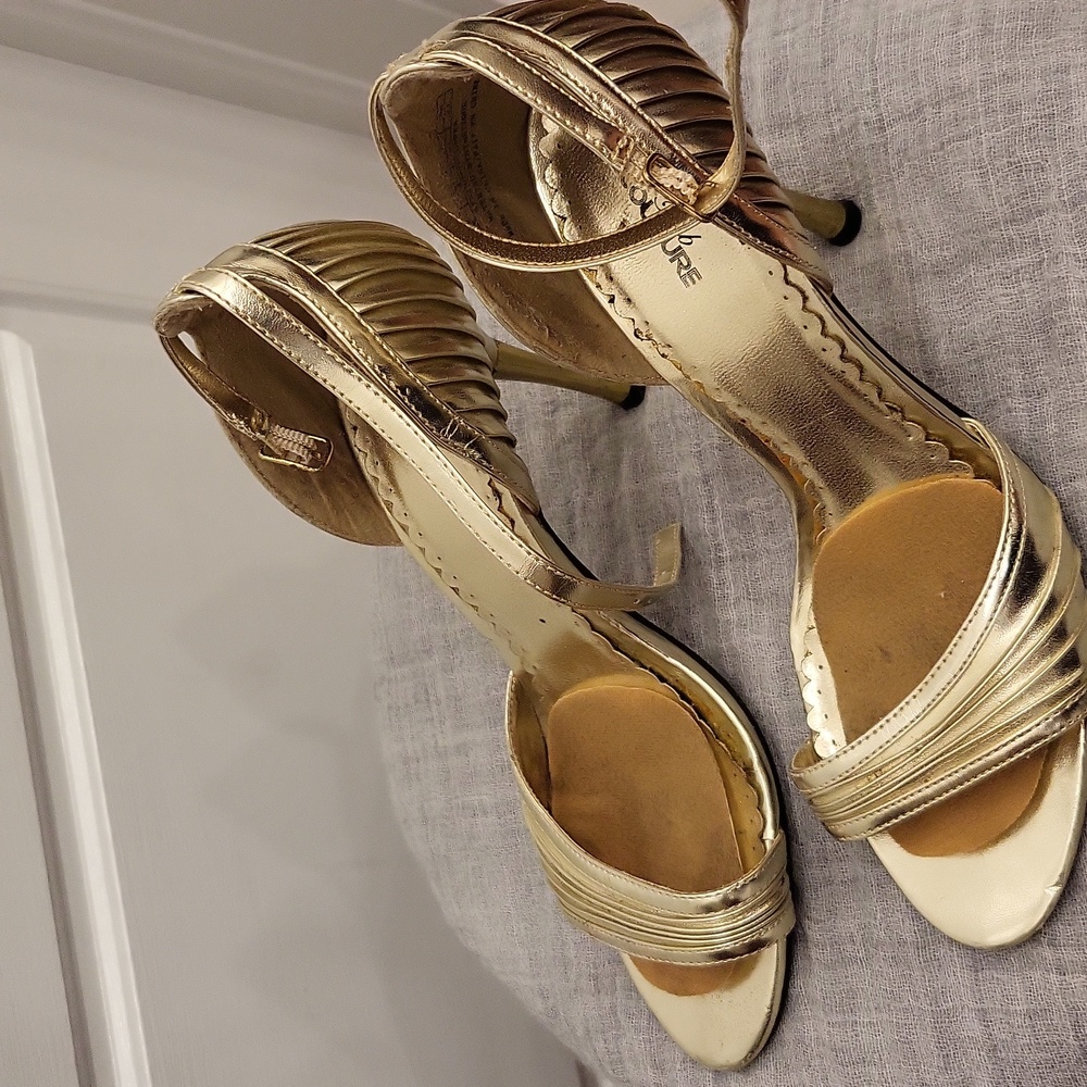 Gold heels - Picture 2 of 3